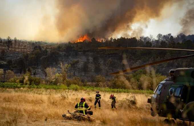 Wildfire water-bombing helicopter plunges into lake during France blaze