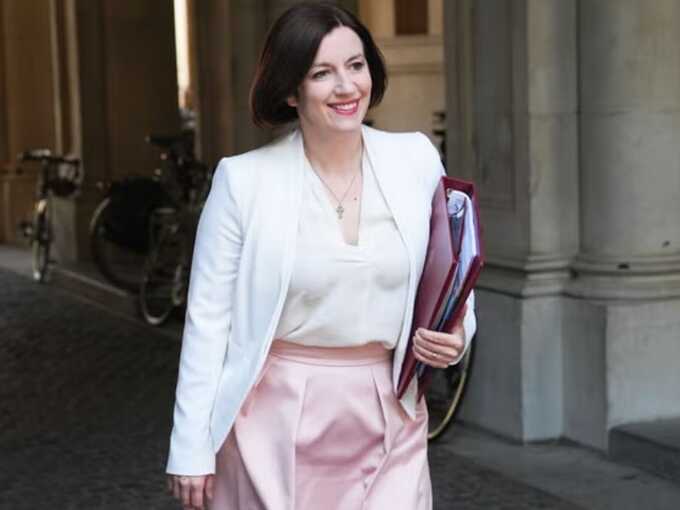 Bridget Phillipson accuses Nigel Farage of ‘whipping up anger’ over migrant hotels