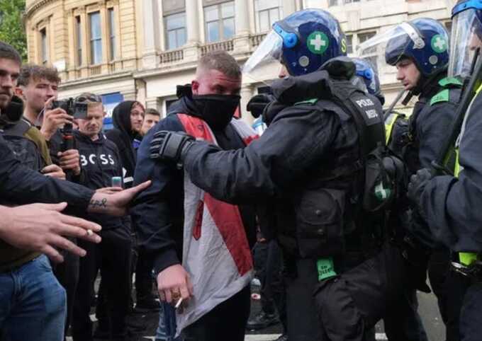 At least 25 arrested and 26 police injured at Tommy Robinson’s London protest