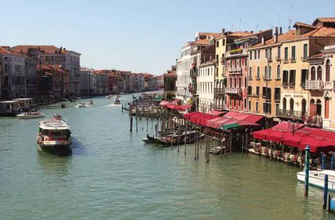 UK couple banned from Venice after swimming in the Grand Canal