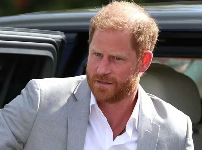 Harry spotted admiring Meghan’s friend’s photography at Fitzrovia gallery
