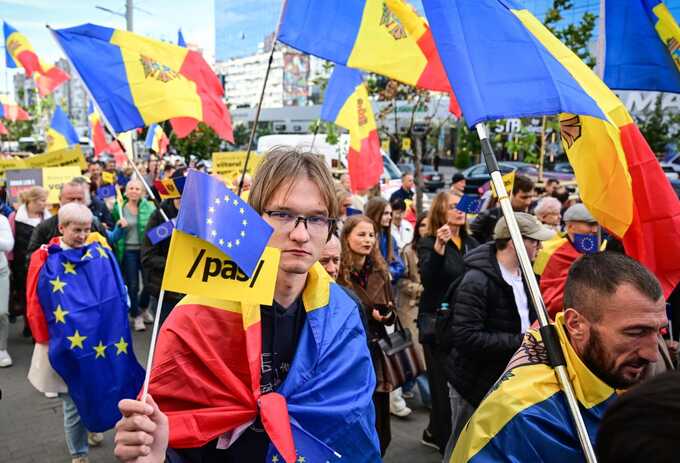 Pro-European president Maia Sandu faces tight race against pro-Russian bloc in Moldova