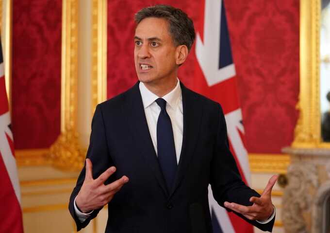 Miliband:Reform ‘betraying young people’ with war on clean energy