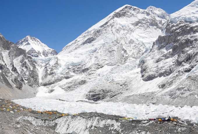 Hundreds rescued after snowstorm traps nearly 1,000 on Mount Everest’s eastern side