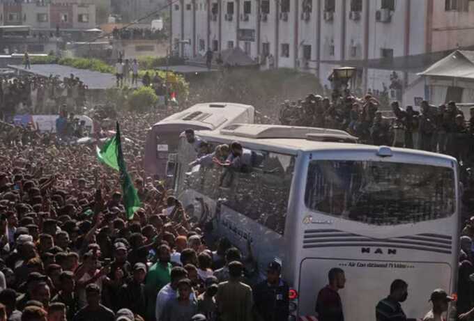 Israel releases nearly 2,000 Palestinian prisoners under Gaza ceasefire deal