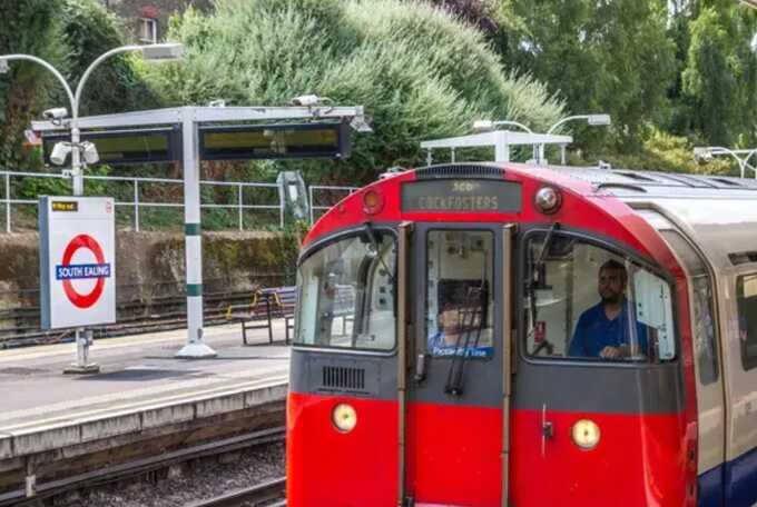 Tube drivers offered £80,000 a year in new TfL pay deal