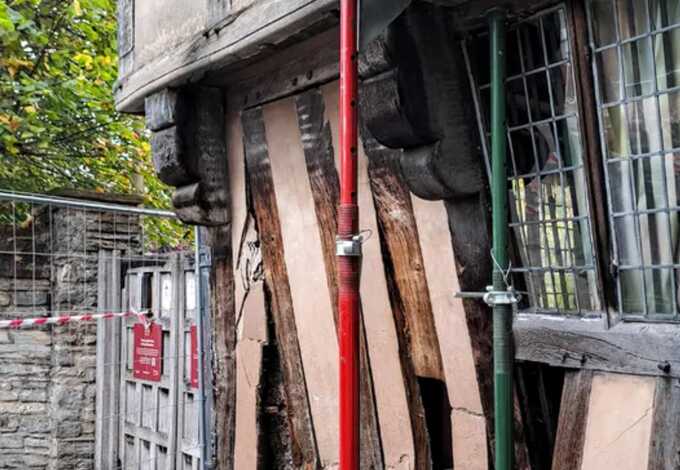 Car crashes into Shakespeare family home in Stratford-upon-Avon