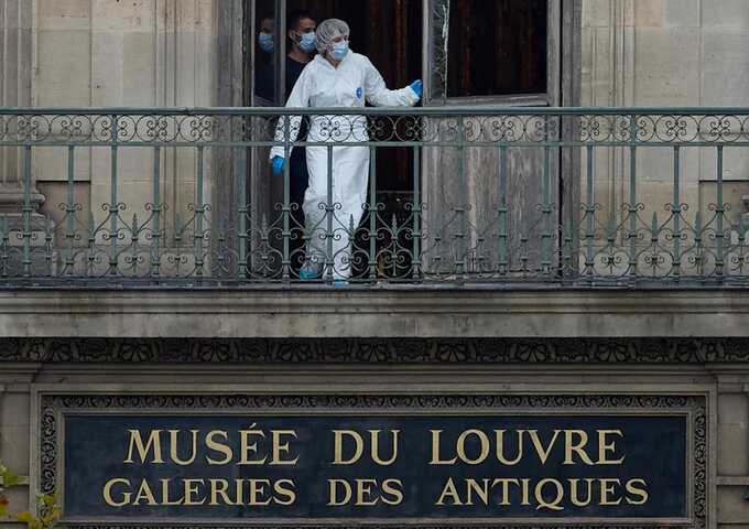 Louvre theft puts pressure on French government over museum security