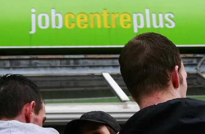 Sharp rise in youth Neet rates puts Labour’s minimum wage pledge under pressure