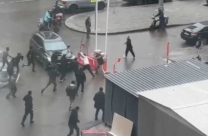 Masked men attack Moscow locals in shocking street brawl near Prokshino complex