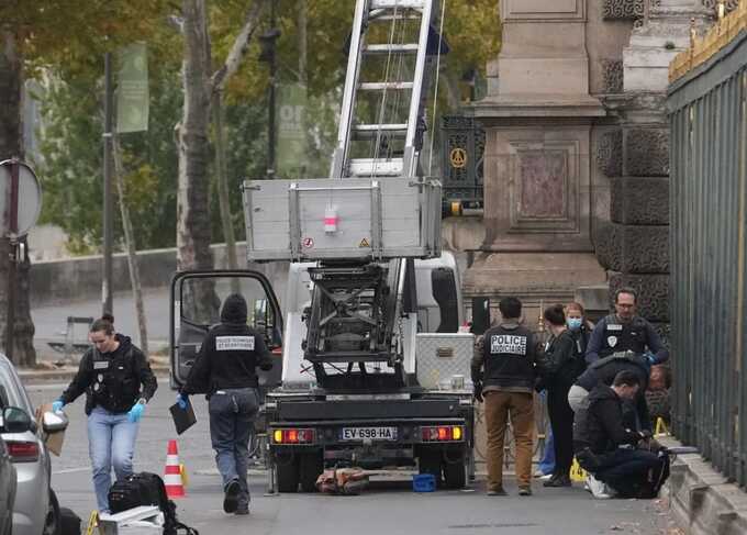 At least two arrested over Louvre museum’s daylight diamond heist