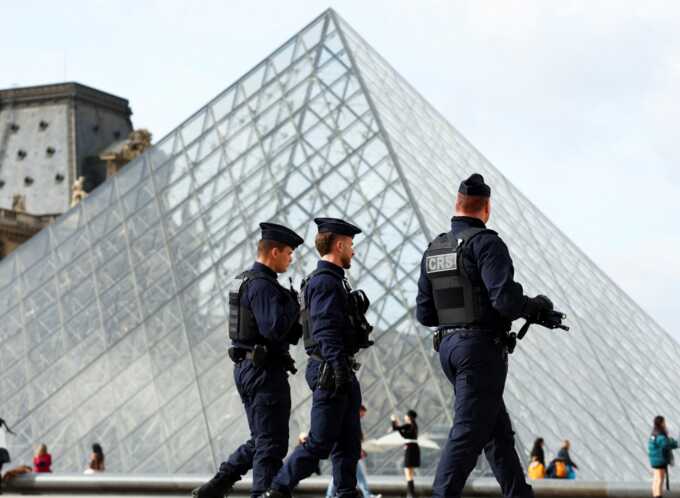 Five new suspects arrested over €88m Louvre jewel heist