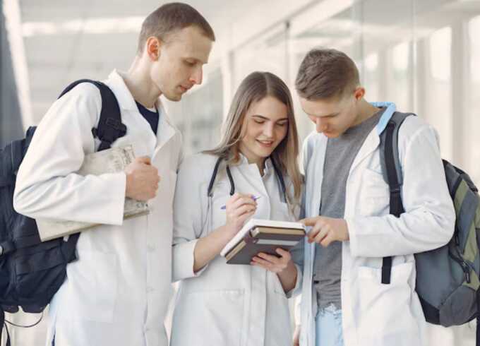 UK student midwives forced to extend studies after programs fail standards