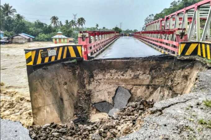 Nearly 2,000 homes submerged as monsoon floods hit Indonesian villages