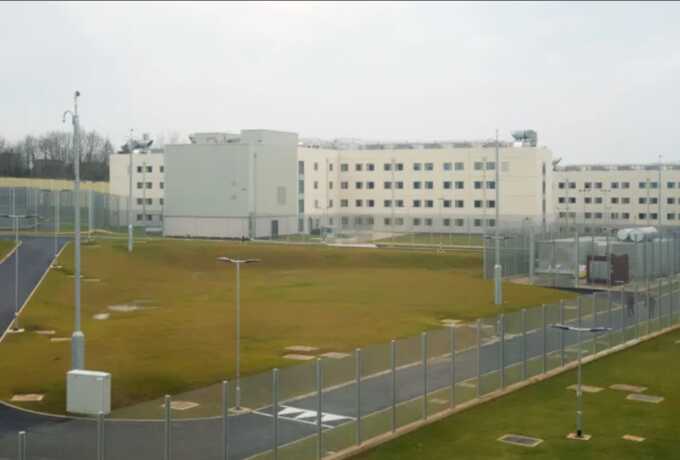 Prison scandal: 19-year-old officer admits illegal relationship and smuggling