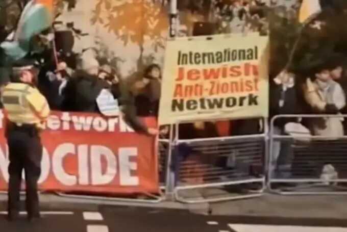 Police accused of ‘standing by’ as anti-Israel protest targets Miznon restaurant in London