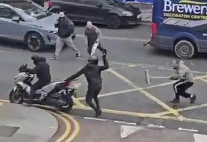 Green Lanes robbery foiled as locals throw bottles and chase knife-wielding gang