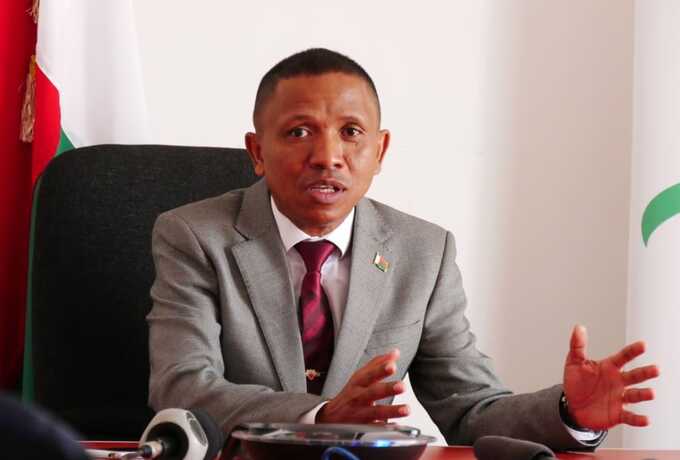 Political reset: anti-corruption veteran handed top job after unrest