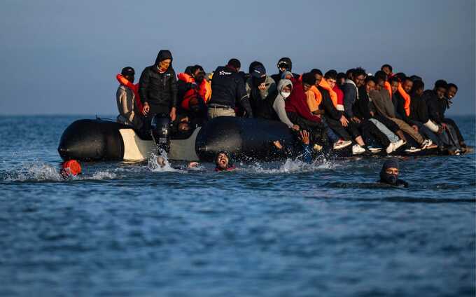 UK extends £500m Channel deal with France as crossings continue to surge