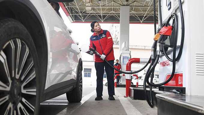 Chinese refiners snap up sanctioned Iranian oil at rare premiums as prices tumble