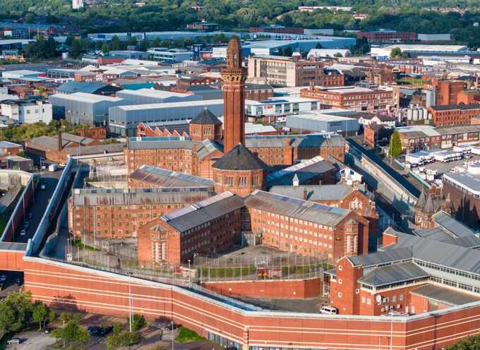 Criminal gangs ’smuggle drugs through jail’s broken windows’