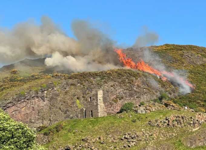 Large grass fire breaks out near Arthur’s Seat in Edinburgh’s Holyrood Park