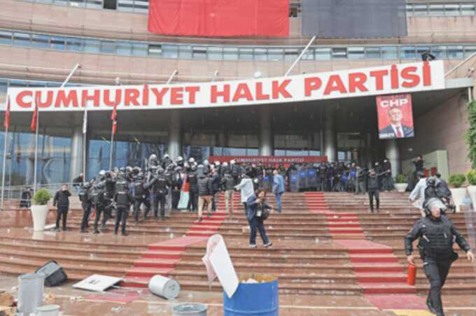 Police storm Turkey’s main opposition HQ after court installs new CHP leadership