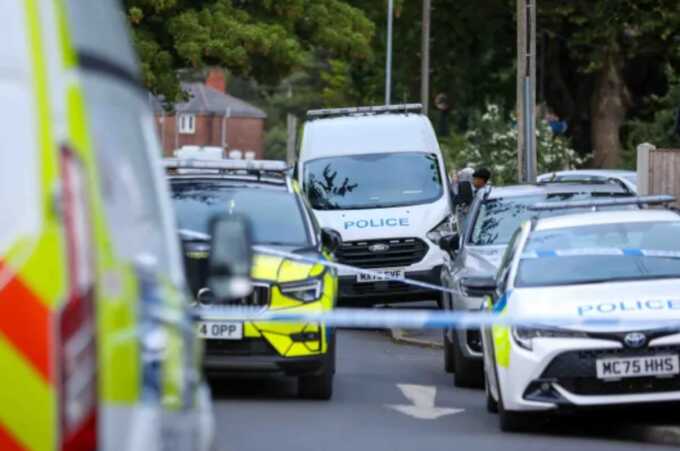 Bomb disposal team called after suspicious item discovered in Manchester front garden