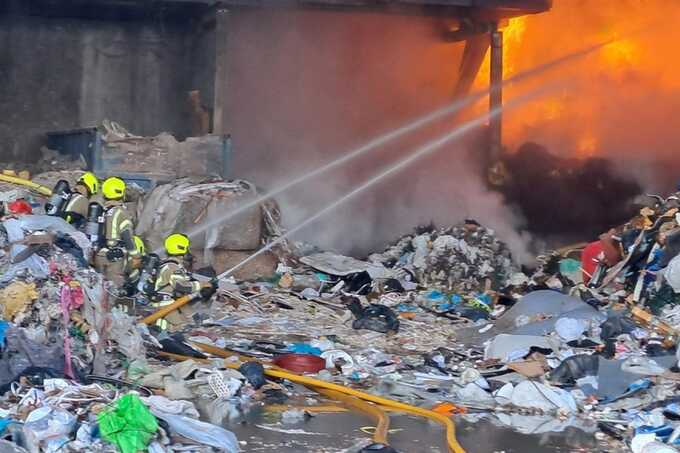 Huge London fire sends black smoke across skyline as 100 firefighters tackle blaze