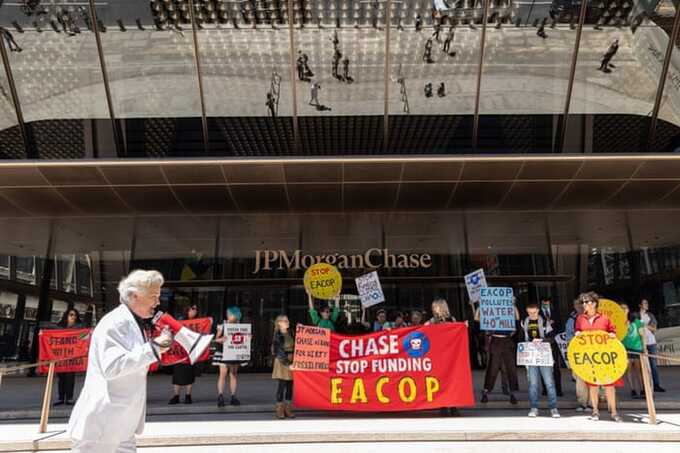 World’s biggest banks poured $906bn into fossil fuels despite climate warnings