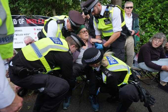 Dozens arrested outside Woolwich Crown Court during Palestine Action protest