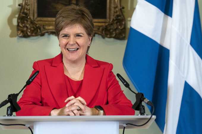 Sturgeon’s £290 stilettos sold for £4,000 to Murrell at SNP gala
