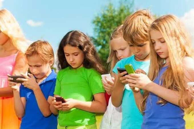 Wales schools urged to restrict phones as ministers prepare national rules