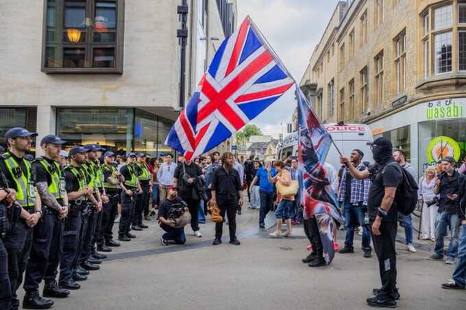 Tommy Robinson debate ends in chaos after violent clashes outside Oxford Union