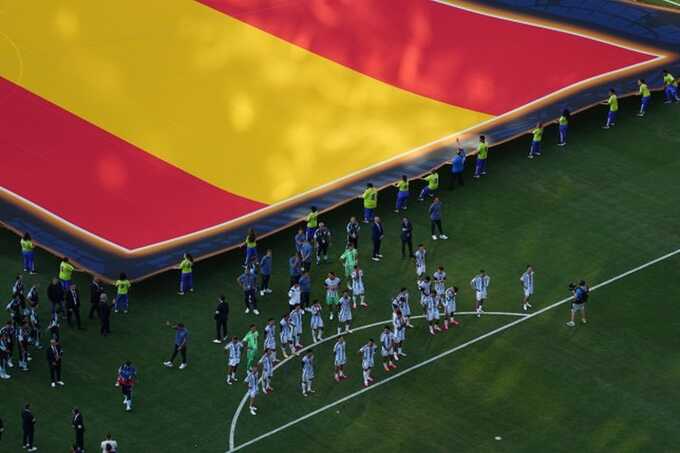 Argentina turn their backs as Spain lift the World Cup trophy