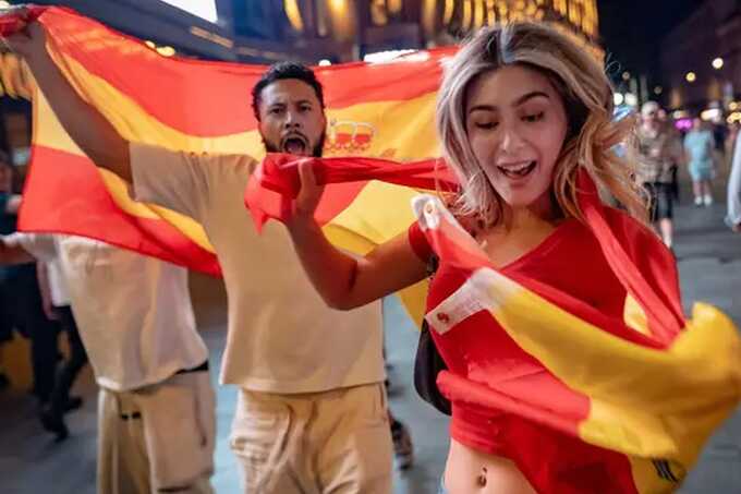 Spanish football fans celebrate on London’s streets after World Cup triumph