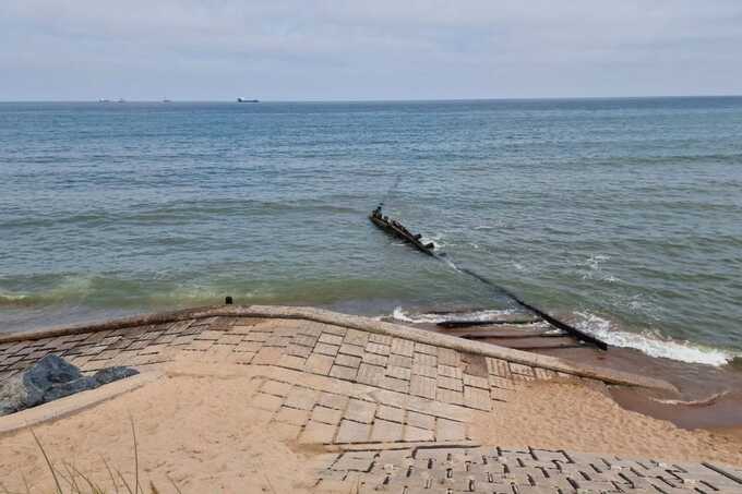 Part of Aberdeen beach closed after sea barrier collapses