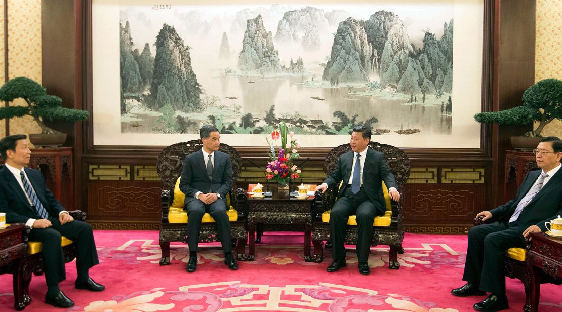 A meeting with former Hong Kong Chief Executive Leung Chun-ying and Chinese leader Xi Jinping in Zhongnanhai on December 26, 2014, a large landscape painting in the background. dqxikeidqkikdinv
