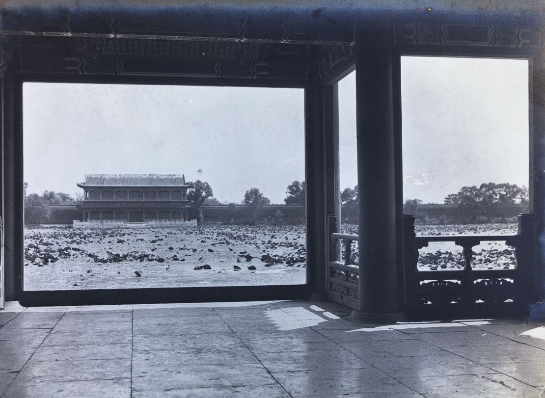 Xinhuamen, the south gate of Zhongnanhai, taken between 1912 and 1914.