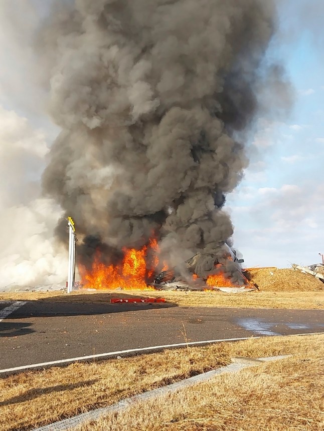 In this photo provided by South Korea’s Muan Fire Station, a passenger plane is in flames at the Muan International Airport in Muan, South Korea, Sunday, Dec. 29, 2024. (South Korea’s Muan Fire Station via AP) dqxikeidqkikdinv