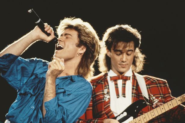 George Michael (left) and Andrew Ridgeley of Wham! performing together live on stage during the pop duo&rsquo;s 1985 world tour, January 1985. &rsquo; dqxikeidqkikdinv