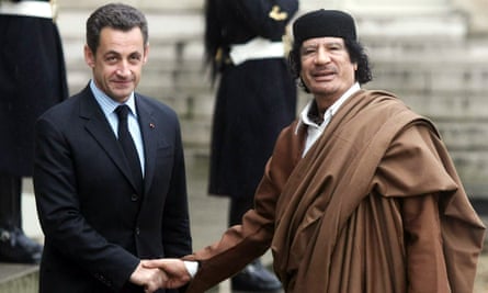 Sarkozy and Gaddafi shaking hands dqxikeidqkikdinv
