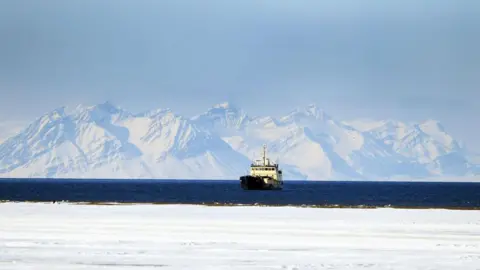 Getty Images A ship off the coast of Norway’s Svalbard island, high above the Arctic Circle dqxikeidqkikdinv