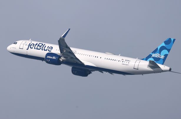 A photo of a JetBlue plane dqxikeidqkikdinv