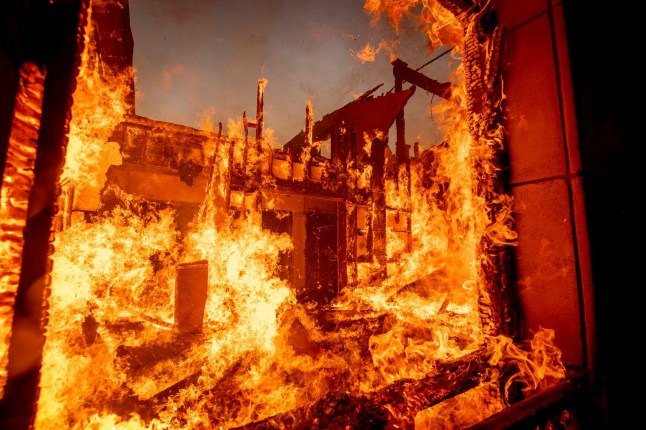 The Palisades Fire burns a residence in the Pacific Palisades neighborhood of Los Angeles, Tuesday, Jan. 7, 2025. (AP Photo/Ethan Swope) dqxikeidqkikdinv