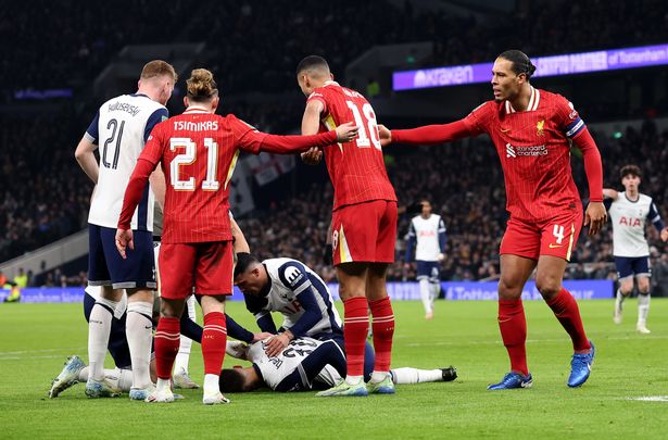 Players from both sides surrounded Bentancur dqxikeidqkikdinv