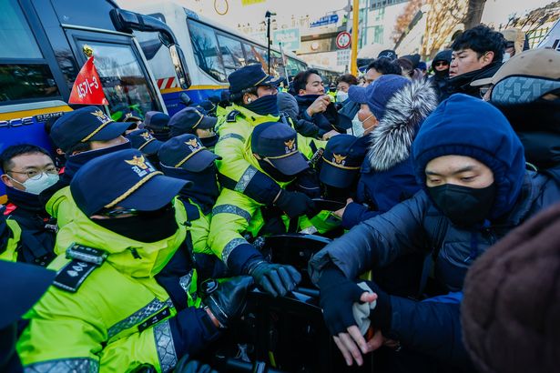 Yoon Suk Yeol’s supporters confront police amid a tense stand-off at the compound dqxikeidqkikdinv