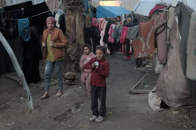 Displaced Palestinians are pictured at a temporary shelter in Deir al-Balah, central Gaza Strip dqxikeidqkikdinv