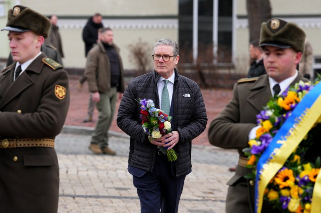 Prime Minister Sir Keir Starmer lays a wreath at The Wall of Remembrance of the Fallen for Ukraine in at St Michael’s Square, Kyiv, during his visit to Ukraine to sign a new long-term partnership deal with Volodymyr Zelensky. The 100 Year Partnership includes defence and scientific collaboration but will also forge new community links between the UK and Ukraine. Picture date: Thursday January 16, 2025. PA Photo. See PA story POLITICS Ukraine. Photo credit should read: Carl Court/PA Wire dqxikeidqkikdinv