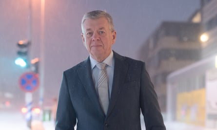 J&oslash;rgen Bay-Kastrup wearing a suit and standing outside dqxikeidqkikdinv